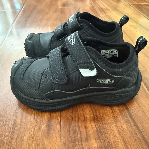 KEEN Boy's Speed Hound Sandal Black Size 9 Machine Washable Hiking Comfort NEW